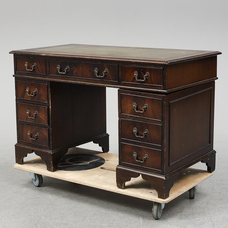 SKRIVBORD OCH STOL, England, 1900-talets slut.