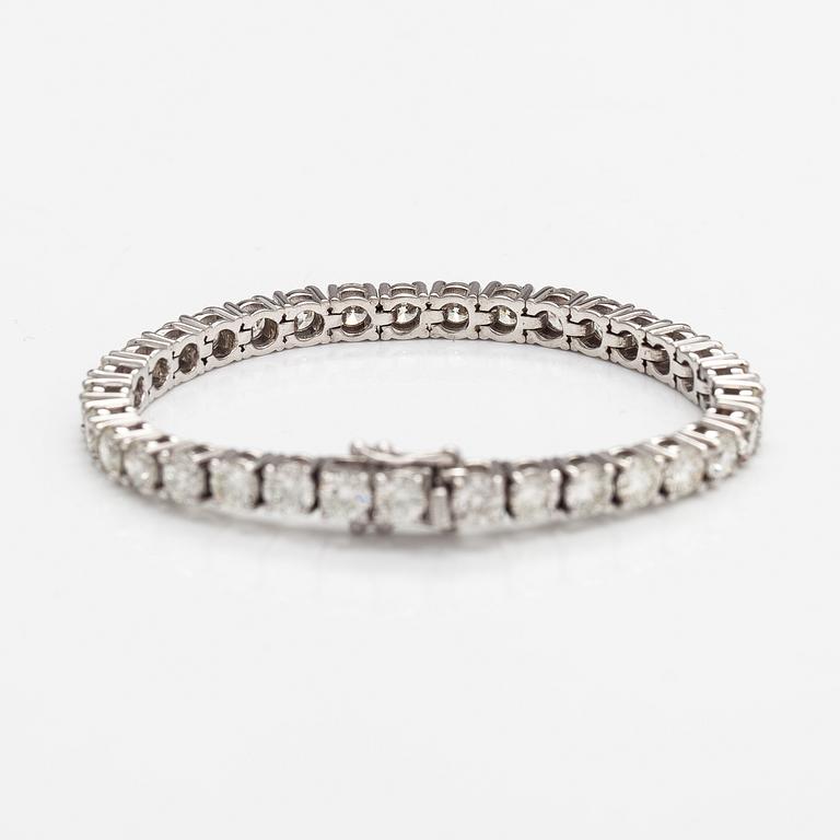 A 14K white gold tennis bracelet with diamonds ca. 13.70 ct in total. With certificate.