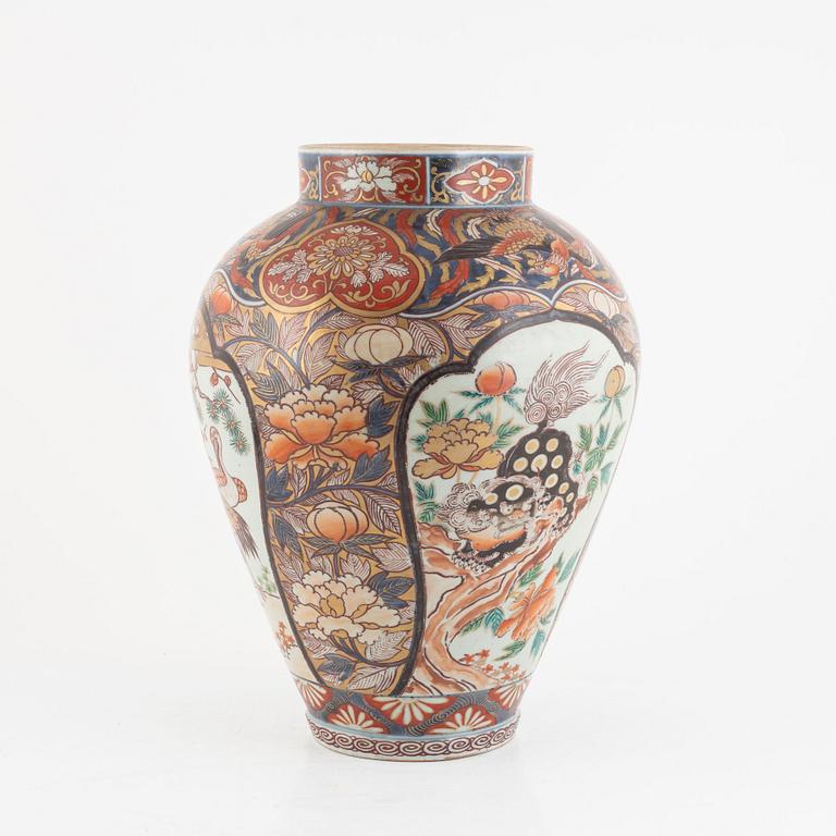 A Japanese imari urn, 20th century.