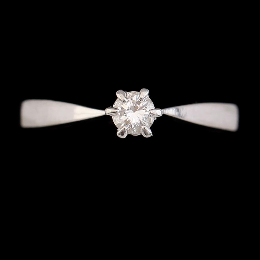 RING, 18 k vitguld med briljantslipad diamant 0.15 ct WVS, 1900-talets andra hälft. Total vikt ca 1 gram.
