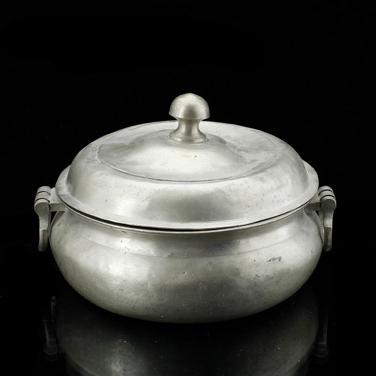 GRÖTSKÅL, tenn, 1700-tal. Odefinierade stämplar.
