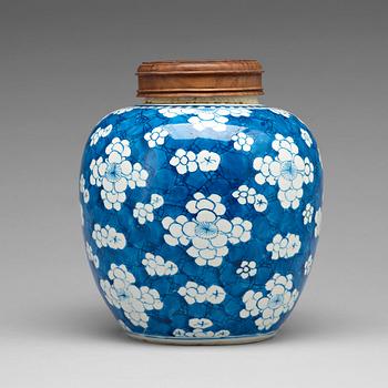 814. A blue and white jar, Qing dynasty, Kangxi (1662-1722).