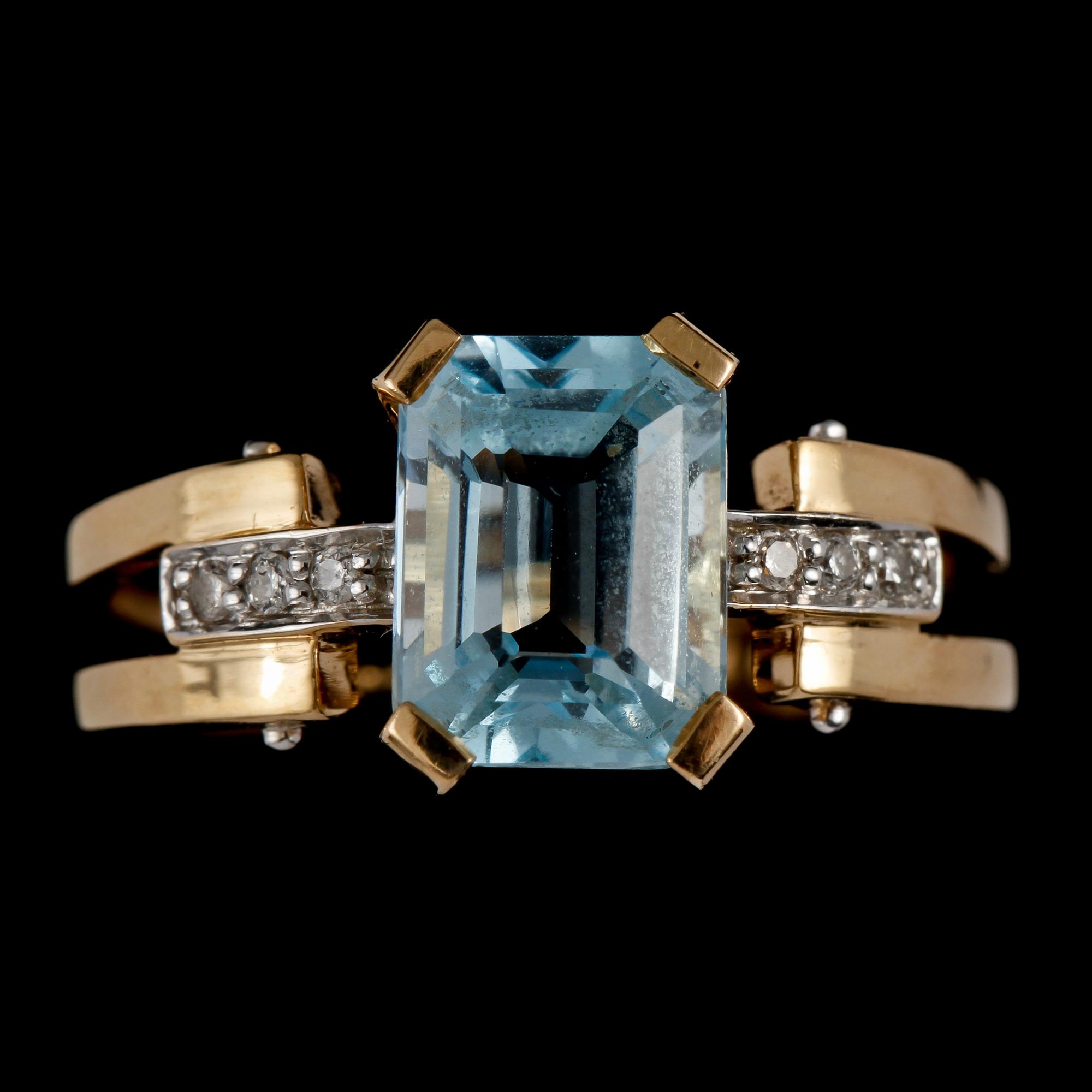 RING, 18k guld med fasettslipad akvamarin samt 6 små briljantslipade diamanter, Guldfynd, 2000-tal. Vikt 4 g.