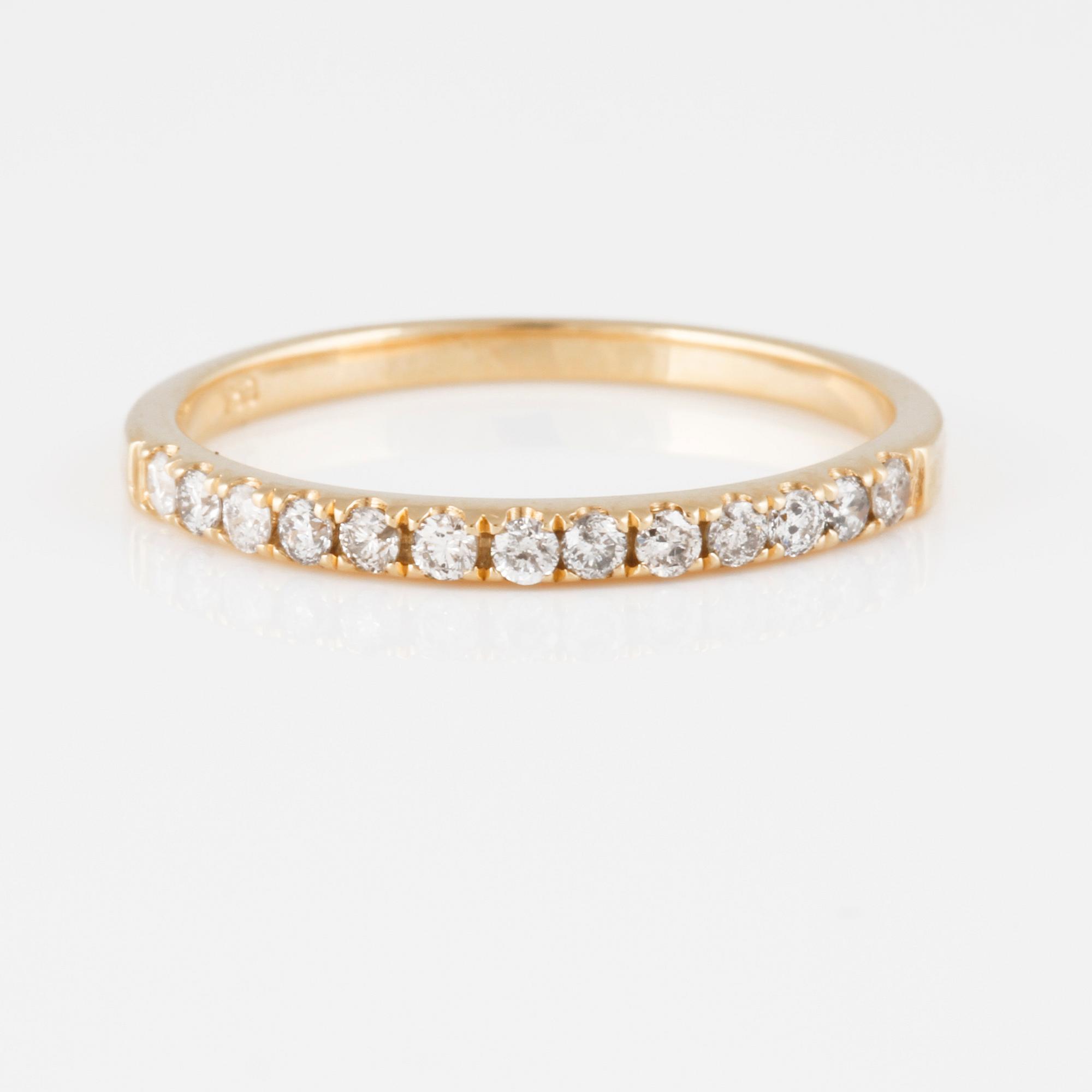 RING, 18K guld med briljantslipade diamanter ca 0.20 ct. Vikt 1,5 gram.