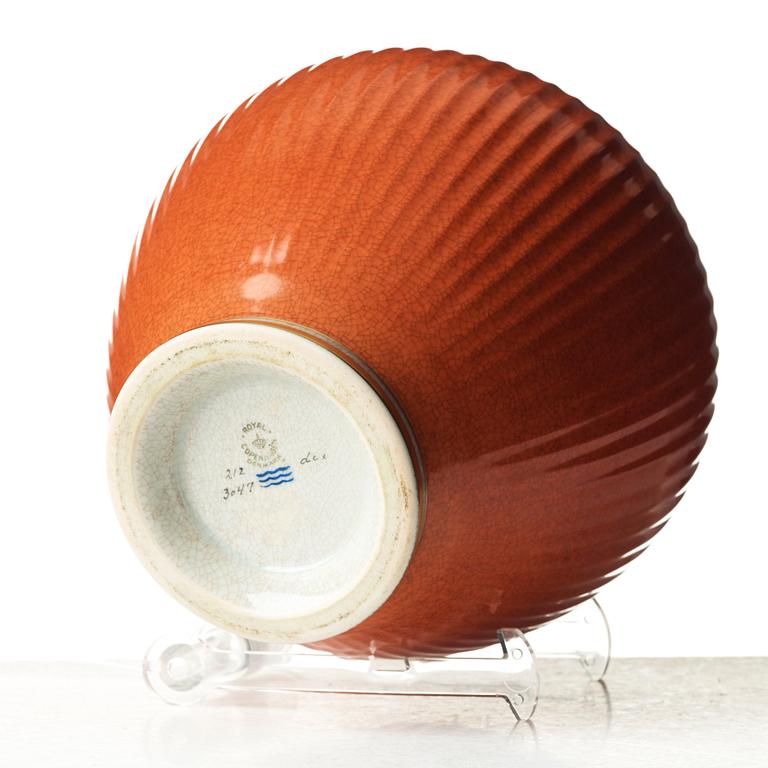 Knud Andersen, & ROYAL COPENHAGEN, urna med lock och fot av patinerad brons, Danmark 1900-talets mitt.