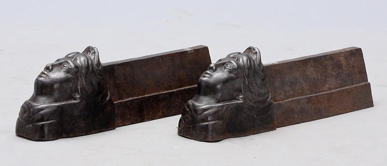 ELDHUNDAR ett par. Gjutjärn. Frankrike, 1700/1800-tal.
