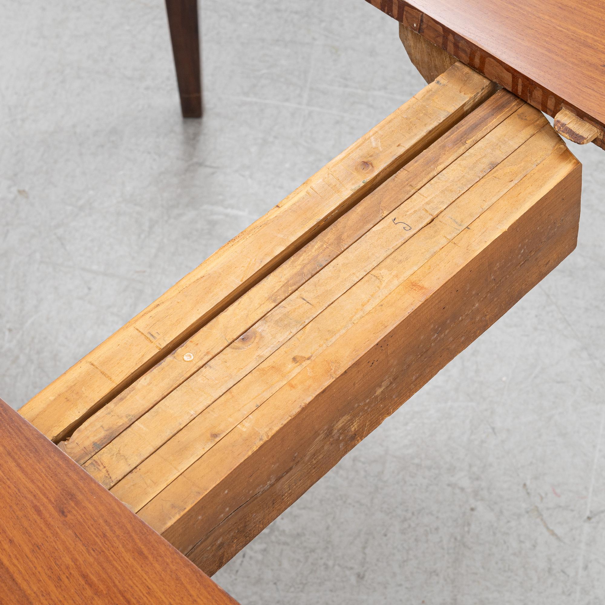 A late Gustavian dining table, 18th/19th century.