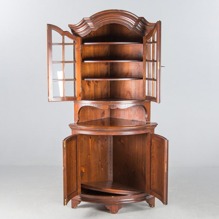 HÖRNSKÅP, ett par, rokokostil, 1900-tal, Åmells.