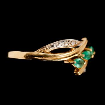 RING, 18 k guld, briljanter samt smaragder.