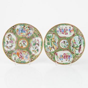 Tallrikar, 5 st, samt en vas, porslin, Kanton, Kina, 1800-talets andra hälft.