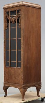 VITRINSKÅP, Louis XV-stil, sent 1800-tal.