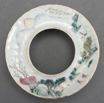 SKÅL PÅ SOCKEL, porslin, 1800-talets slut/1900-talets början.