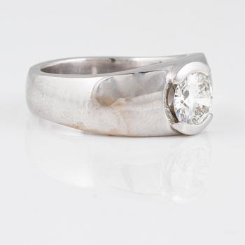 RING, 18K vitguld med briljantslipad diamant 1.08 ct. Vikt 14,8 gram.