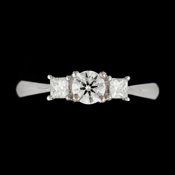 RING, 18k vitguld med tre olikslipade diamanter mittsten ca0,40ct, tot ca0,26 ct. Vikt ca 4,3 gram. 2000-tal.