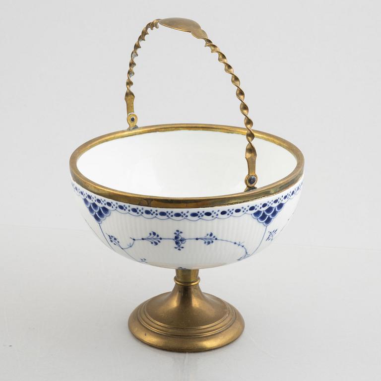 Skål på fot, porslin, metallskodd, Royal Copenhagen, "Musselmalet halvblond", 1800-tal.