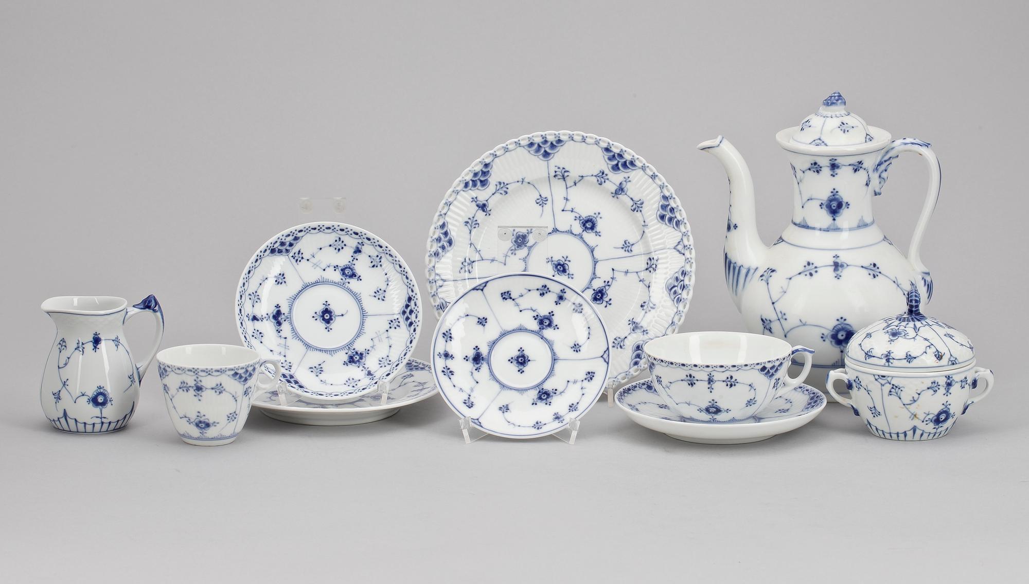 KAFFE- OCH TESERVISDELAR, 46 st, "Musslemalet", Royal Copenhagen resp Bing & Gröndahl.