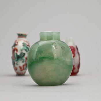 SNUSFLASKOR, fyra stycken, glas, porslin och nefrit. Kina, 1800-1900-tal.