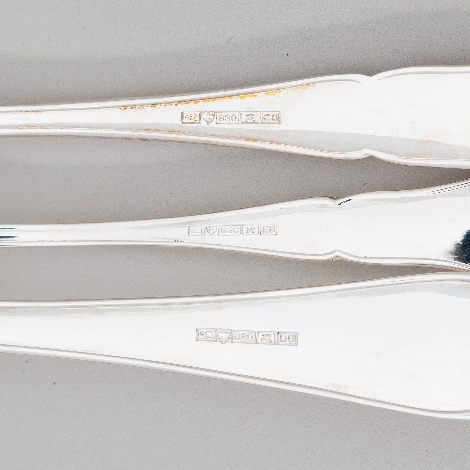 Aterinsarja, 100 osaa, hopeaa, "Chippendale", Auran Kultaseppä, Turku 1982. Aterinlaatikossa.