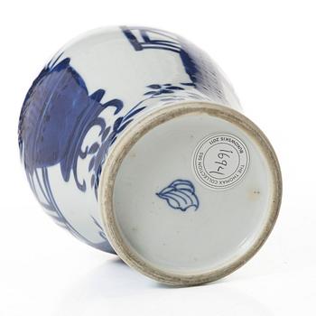 A Chinese blue and white porcelain vase with cover, Qing dynasty, Kangxi (1662-1722).