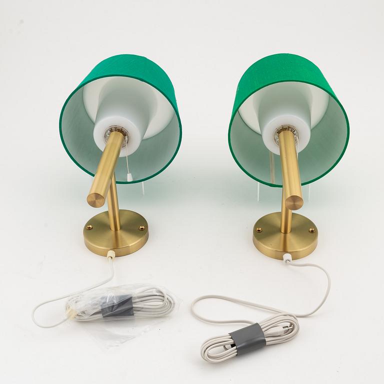 A pair of brass wall lights, Luxus.