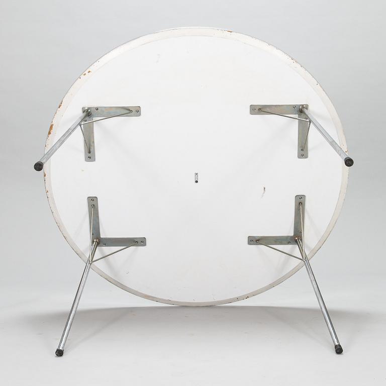 Arne Jacobsen, a 1970s '3600' diningtable for Fritz Hansen.