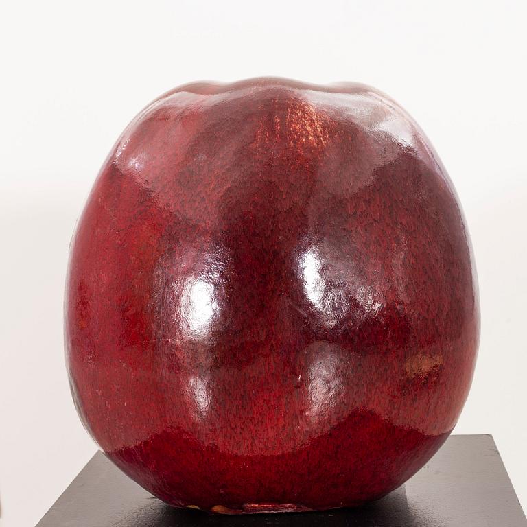 ULLA & GUSTAV KRAITZ, a glazed stoneware sculpture of an apple, Fogdarp, Förslöv, Sweden 2005.