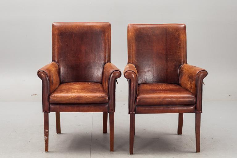 FÅTÖLJER, ett par, engelsk stil, 1900-talets slut.