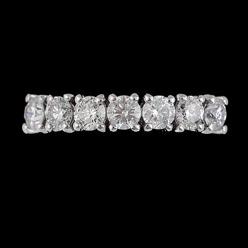 RING, 18K vitguld, 7 briljantslipade diamanter tot ca 1.46 ct.