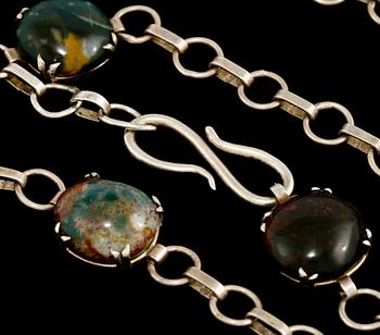 HALSLÄNK, silver med cabochonslipade olikfärgade stenar. Vikt 25,2 g.