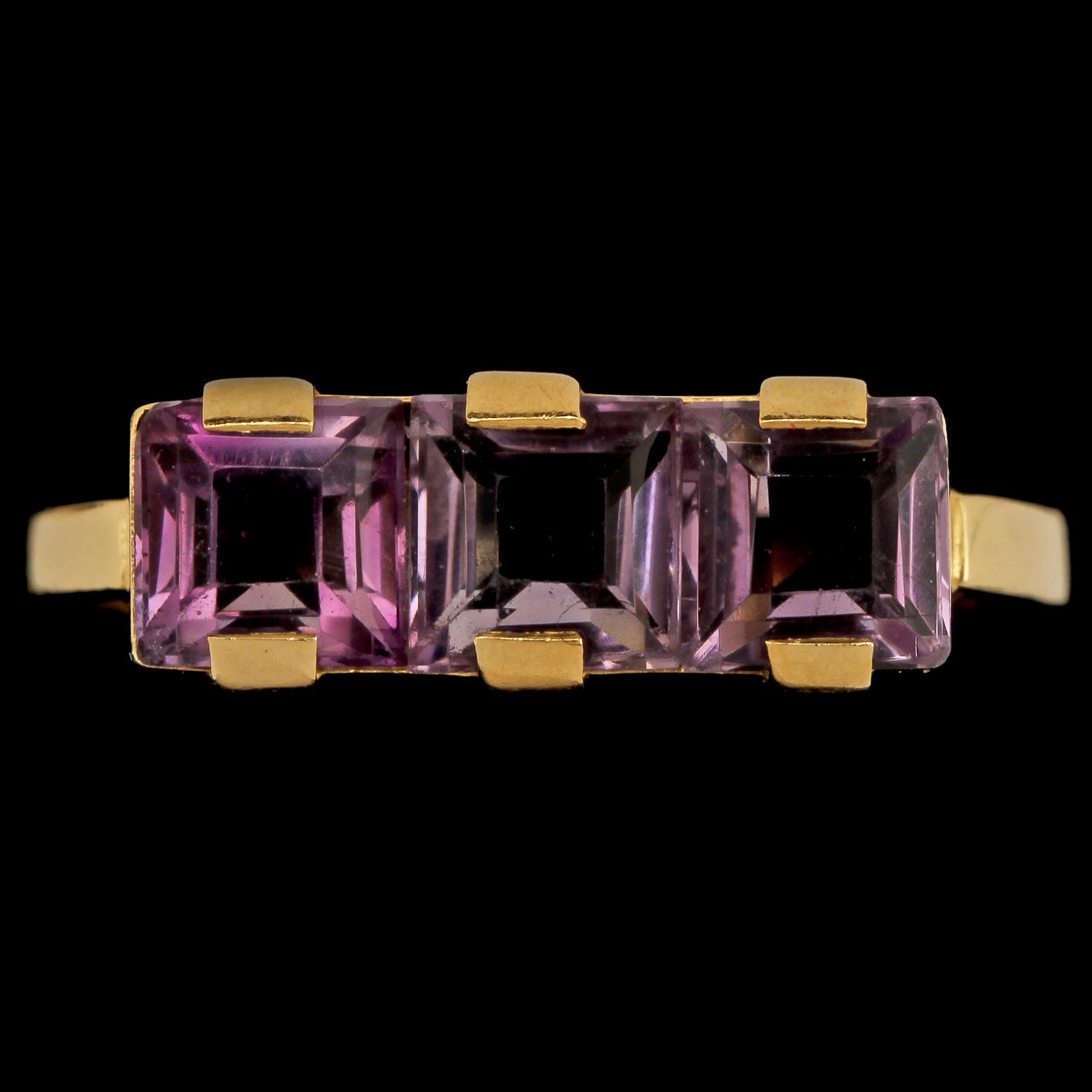 RING, 18k guld med 3 fasettslipade ametister, Stigbert, Stockholm, 1952. Vikt 3 g.