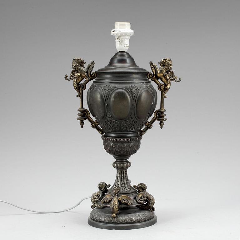 BORDSLAMPA, patinerad metall, nyrenässansstil, 1900-tal.