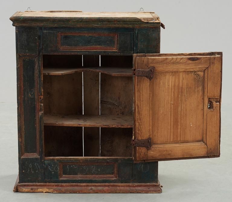 HÄNGSKÅP, allmoge, 1800-tal.