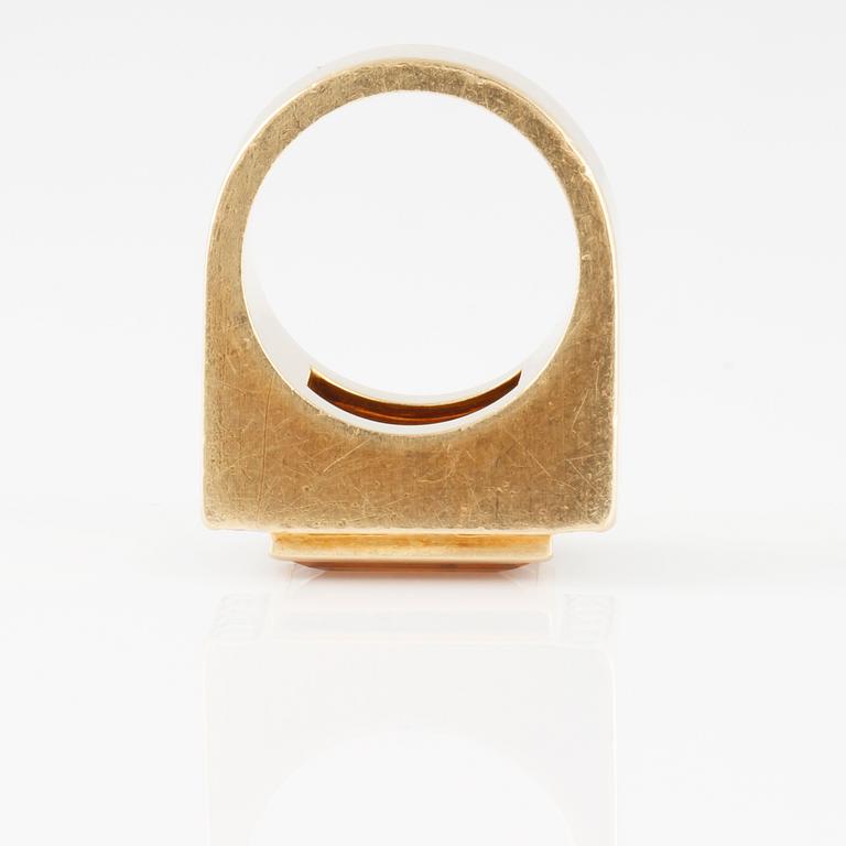 RING, med fasettslipad topas samt 10 briljantslipade diamanter ca 0.30 ct.