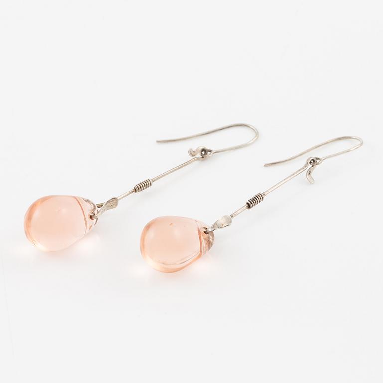 Vivianna Torun Bülow-Hübe, collier och örhängen, silver med lila-aprikosa glasdroppar.