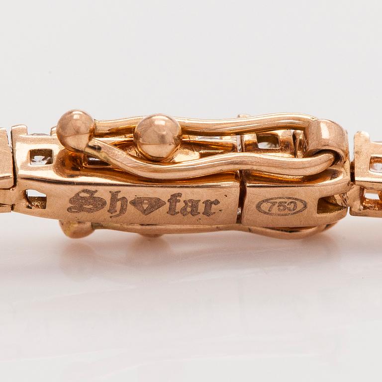 An 18K rose gold tennis bracelet with brilliant cut diamonds.