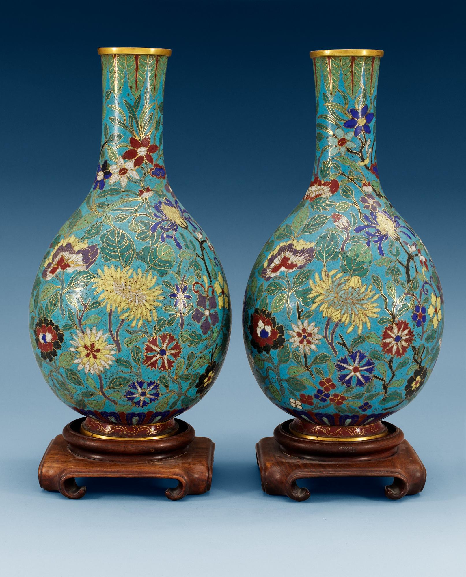 A pair of cloisonné vases, Qing dynasty (1644-1912).