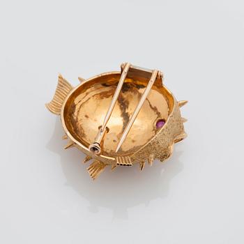 BROSCH med en rubin.