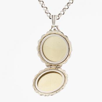 Medallion with photo compartment, with chain, silver.