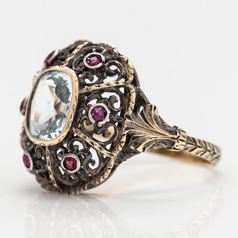 RING, 14K och 18K guld, silver, akvamarong, rubiner och glasstenar.
