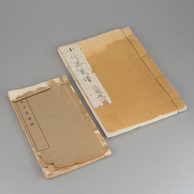 BÖCKER, 2st, Lao Tses heliga skrifer samt "Shi zhu zhai jian pu" Utgiven av Rong Bao Zhai, Peking, 1930-tal.