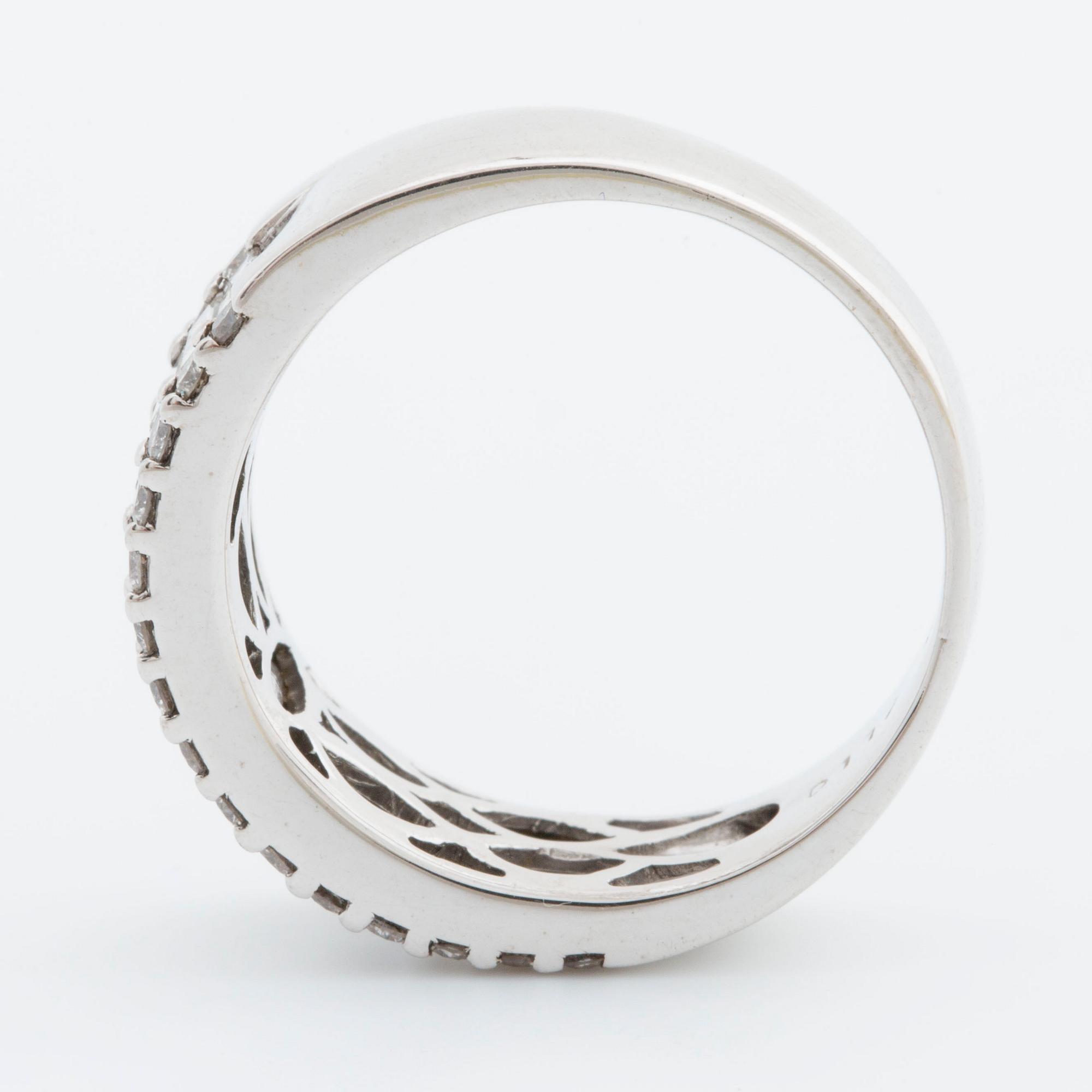 RING 18K whitegold brilliant-cut diamonds approximately 0,30 ct and baguette-cut diamonds approximately 1 ct.