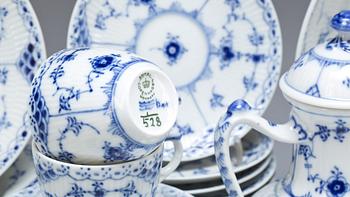 KAFFE- och MOCKASERVIS , 37 delar."Musselmalet", Royal Copenhagen.