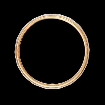 RING, 18 k röd- och vitguld, med 4 små briljanter tot 0.05 ct enligt gravyr. Tot vikt ca 4 g.