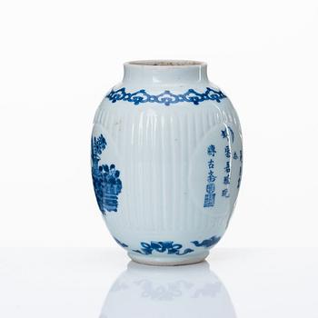 A blue and white tea caddy, Qing dynasty, Kangxi (1662-1722).