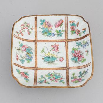 A famille rose dish, Qing dynasty, late 19th century.