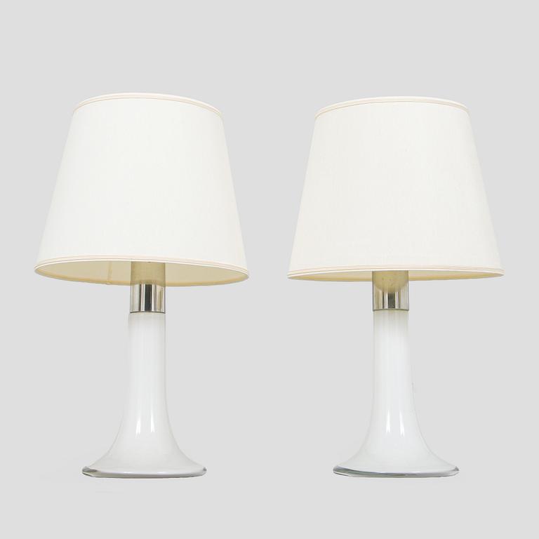 Lisa Johansson-Pape, pöytävalaisimia, 2 kpl, malli 46-017, Stockmann Orno, 1960-luku.
