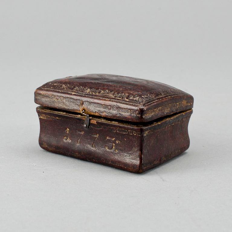 EMALJDOSA MED ETUI, 1700-tal.