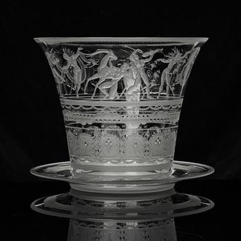 Simon Gate, an engraved glass bowl with plate, Orrefors 1930, model 122.