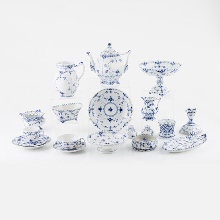 Servisdelar, 48 st, porslin, "Musselmalet", hel- och halvblonde, Royal Copenhagen, Danmark.