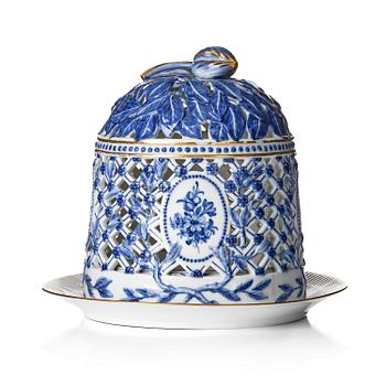 474. A Royal Copenhagen 'Musselmalet' / 'blue fluted full lace' Ice-cream bell, Denmark, 1893-1900.